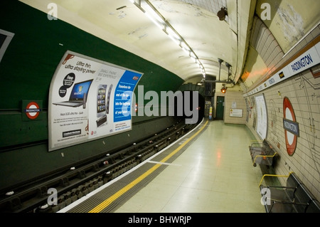 Eine leere Plattform bei u-Bahnstation Paddington, London blickte den Tunnel. Stockfoto