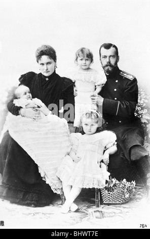 Zar Nikolaus II. von Russland, Tsaritsa Alexandra, und ihre Kinder Olga, Tatiana & Marie, c 1900. Artist: Unbekannt Stockfoto