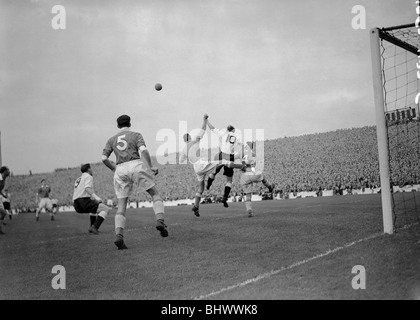 Home-Meisterschaft International und 1954 WM Qualifikation match bei Ninian Park, Cardiff. Wales 1 V England 4. Aktion aus Stockfoto