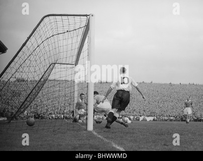 Home-Meisterschaft International und 1954 WM Qualifikation match bei Ninian Park, Cardiff. Wales 1 V England 4. Englands Stockfoto