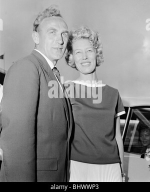 England Fußballer Billy Wright wird von seiner Freundin Joy Beverley Sisters begrüßt, als er am Londoner Flughafen, kommt nach Englands Beseitigung von der Weltmeisterschaft 1958 in Schweden. 23. Juni 1958. Stockfoto