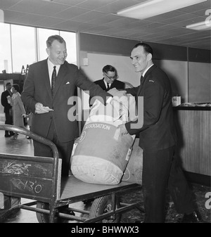 Die englischen Fußball-Nationalmannschaft in London am Flughafen vor ihrem Abflug nach Santiago, Chile, in den 1962 World Cup Finals teilnehmen. Stockfoto