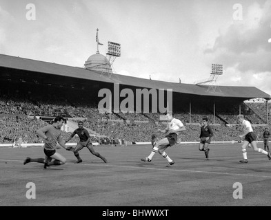 1962-WM-Qualifikation-Spiel im Wembley-Stadion. England 2 V Portugal 0. Aktion aus dem Spiel zeigt Englands erste Tor Stockfoto