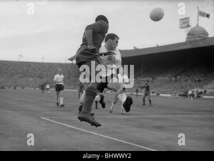 1962-WM-Qualifikation-Spiel im Wembley-Stadion. England 2 V Portugal 0. Englands Ray Wilson kämpft um den Ball mit einem Stockfoto