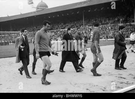 1962-WM-Qualifikation-Spiel im Wembley-Stadion. England 2 V Portugal 0. Portugiesischer team Manager wurde Gesprächen mit seinem Stockfoto