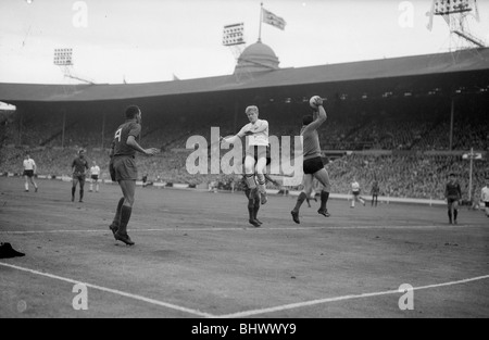 1962-WM-Qualifikation-Spiel im Wembley-Stadion. England 2 V Portugal 0. Portugiesischen Torhüter Benjamín bis zu fangen springt die Stockfoto