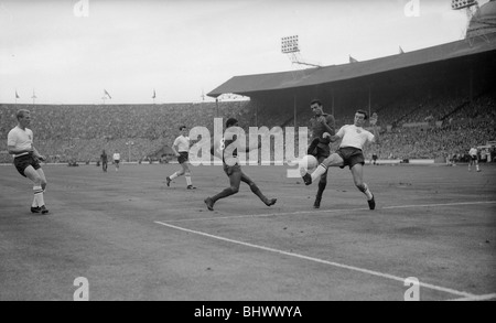 1962-WM-Qualifikation-Spiel im Wembley-Stadion. England 2 V Portugal 0. England-Verteidiger Jimmy Armfield blockiert einen Schuss von Stockfoto