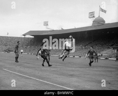 1962-WM-Qualifikation-Spiel im Wembley-Stadion. England 2 V Portugal 0. Portugiesischen Torhüter Benjamín bis zu fangen springt die Stockfoto