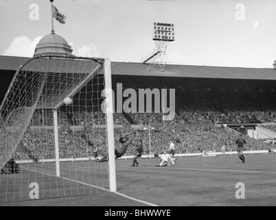 1962-WM-Qualifikation-Spiel im Wembley-Stadion. England 2 V Portugal 0. Aktion aus dem Spiel zeigt zweite Tor Englands Stockfoto