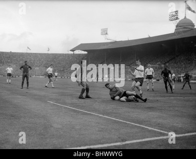 1962-WM-Qualifikation-Spiel im Wembley-Stadion. England 2 V Portugal 0. Portugiesische Torwart hält den Ball Perieira an Stockfoto