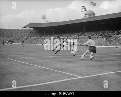 1962-WM-Qualifikation-Spiel im Wembley-Stadion. England 2 V Portugal 0. Ein Zusammenprall der Köpfe zwischen portugiesischen Linksaußen Stockfoto