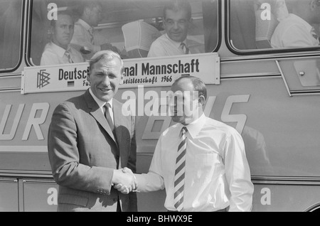 1966-World-Cup-Turnier in England. Kapitän der Bundesrepublik Deutschland Uwe Seeler (rechts) wird von ehemaligen Manchester City deutschen Torhüter Bert Trautmann begrüßt, als das Team am Ringway Airport Manchester vor dem Turnier kam. 8. Juli 1966. Stockfoto