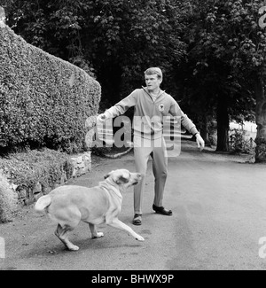 1966-World-Cup-Turnier in England. Westdeutschland Fußballer Meyer hat eine verspielte fünf Minuten Pause mit Taffy, der Hund der Besitzer des Hotels, wo sie während des Turniers in Derbyshire untergebracht sind. 13. Juli 1966. Stockfoto