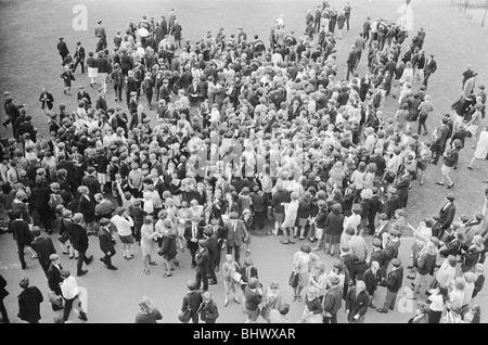 1966-World-Cup-Turnier in England. Die Uruguay-WM-Kader sind umgeben von über 1000 Schülerinnen und Schüler versuchen, Autogramme, bei einem Besuch in Harlow Schule, Essex. 18. Juli 1966. Stockfoto