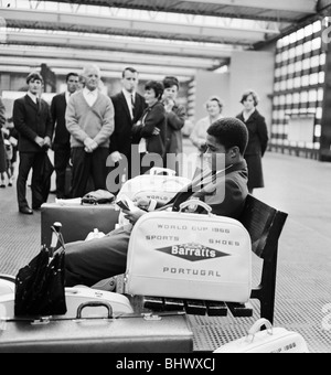 1966-World-Cup-Turnier in England. Portugal Sterne Eusebio umgeben von Autogrammjäger auf Manchesters Piccaddilly Eisenbahn Stockfoto