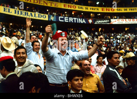 World Cup Semi Final 1970 Italien 4 W. Deutschland 3 nach Verlängerung Azteca-Stadion, Mexiko-Stadt italienischen fans jubeln Mexiko Stockfoto