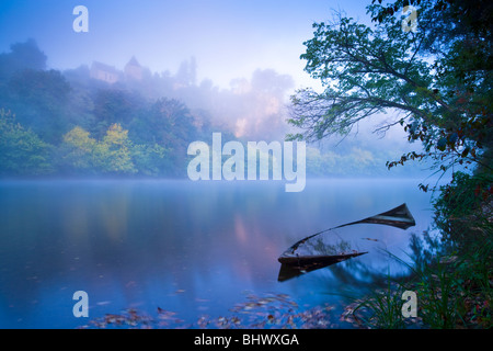 Ein versunkenes Boot auf der Dordogne. Stockfoto