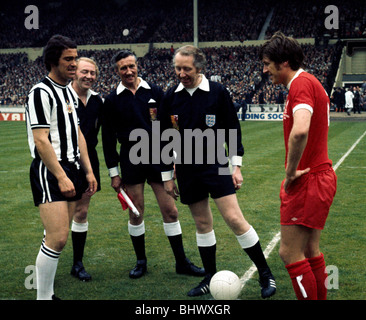 FA-Cup-Finale im Wembley-Stadion - FC Liverpool 3 V Newcastle United 0. Liverpool-Kapitän Emlyn Hughes mit Moncur von Newcastle und Stockfoto