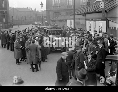 Menschenmassen rund um Newcastle Fußballmannschaft Auto, wie es in Kings Cross Station vor 1932 FA-Cup-Finale kommt. April Stockfoto