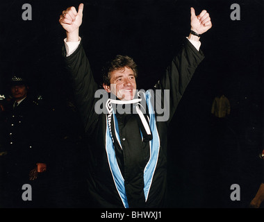 Kevin Keegan Manager von Newcastle United FC Daumen hoch von Kevin Keegan als United Siegel-Promotion und die Meisterschale. Die Sieger erhielten einen prächtigen Toon Army willkommen zu Hause. Er folgte fast, dass der Erfolg mit den ultimativen Preis - Premiership Besteck. Stockfoto