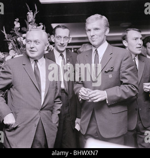 Harold Wilson trifft Bobby Moore und Jimmy Greaves Mitglieder der englischen Nationalmannschaft bei einem Empfang zu Ehren der siegreichen WM-Kader Jimmy Greaves Stockfoto