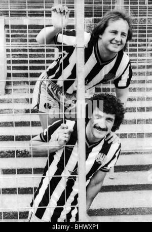 Newcastle United Spieler David McCreery und Terry McDermott in St. James Park. 15. August 1983. Erfahrene Nationalspieler, nördlichen IrelandÕs David McCreery (oben) und EnglandÕs Terry McDermott (siehe unten) marshalled UnitedÕs Mittelfeld. Stockfoto