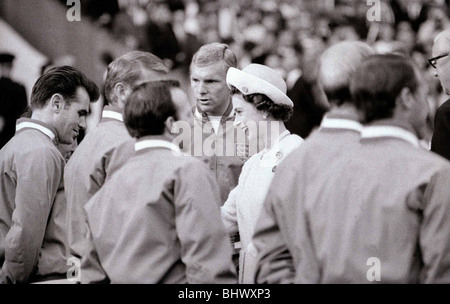 Bobby Moore präsentiert das Team England auf der Queen Elizabeth II World Cup 1966 England (0) gegen Uruguay (0) Gruppe A Qualifikationsrunden Eröffnungsspiel besuchte die Königin Juli 1966 Stockfoto