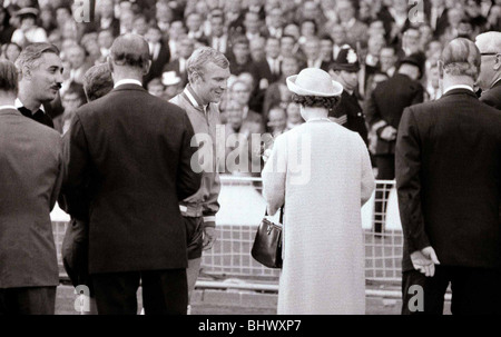 Bobby Moore präsentiert das Team England auf der Queen Elizabeth II World Cup 1966 England (0) gegen Uruguay (0) Gruppe A Qualifikationsrunden Eröffnungsspiel besuchte die Königin Juli 1966 Stockfoto