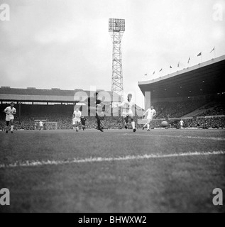 Welt Cup Bulgarien gegen Portugal im Old Trafford 17. Juli 1966 punktet Eusebio für Portugal Juli 1966 der 1960er Jahre © Mirrorpix Stockfoto