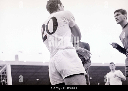 Welt Cup Bulgarien gegen Ungarn 20. Juli 1966 ungarischer und bulgarischer Spieler behaupten, nachdem Davidov (keine 20 Bulgarien) tritt die Stockfoto