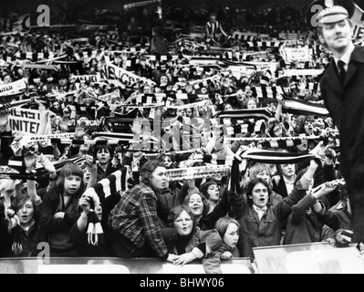 Newcastle United-Fans zuwinken ihre Schals St James Park vor dem Spiel. März 1974 die schwarzen ÕnÕ weißen Armee von der Stockfoto