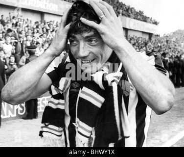 Newcastle United-skipper Kevin Keegan bei seiner Abschiedsfeier im St. James Park. Förderung feiern in vollem Gange bei Gallowgate nach dem letzten Spiel des Programms gegen Brighton während Mai 1984. Kevin Keegan führt die Partei, nach einer Saison der funkelnde Fußball für die Puristen. Stockfoto