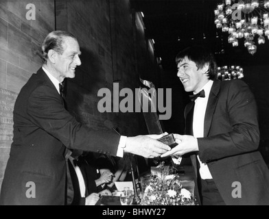 Prinz Philip, Herzog von Edinburgh, die Newcastle Sports Council bürgerlichen abends bei Newcastle Civic Centre, präsentiert Peter Beardsley mit seinem Sportpersönlichkeit des Jahres Peter empfangen die North East Sportpersönlichkeit des Jahres award bei Newcastle Civic Centre von seiner königlichen Hoheit Prinz Philip im Jahr 1987. Es gab viele weitere Ehrungen für Beardsley zu folgen. Stockfoto