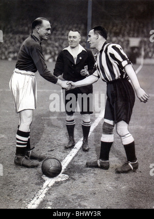 FA Cup-Finale 1932. Newcastle United-Arsenal FC. Newcastle United 2: 0 gewonnen. Parker (links), Kapitän von Arsenal und Nelson, Kapitän von Newcastle United. Fotografiert in Highbury. Arsenal und Vereinten Kapitäne, Tom Parker (links) und Jimmy Nelson (rechts) Austausch Grüße vor einer ersten Liga clash in Highbury. In den dreißiger Jahren waren die mächtigen "Gunners" das Team zu schlagen - United, als Außenseiter, taten, die im Wembley-Stadion. Stockfoto