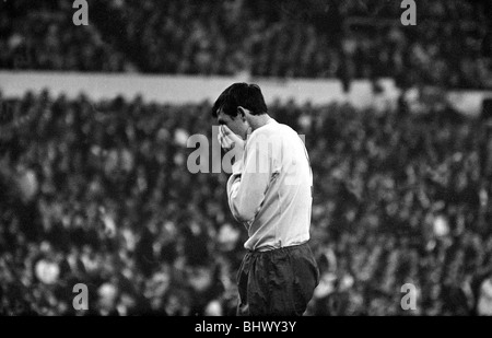 Welt Cup Fußball 1966 England V Uruguay Englands Torhüter Gordon Banks mit seinem Kopf in seine Hände © Mirrorpix 1960er Jahre Stockfoto