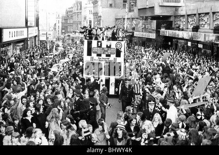 FA Cup-Finale 1974. Newcastle United Vs Liverpool. Homecoming feiern nach dem Finale am 4. Mai. Keine siegreiche FA-Cup-Prozession durch die Straßen, sondern ein Verlust. Noch Fans wollten noch ihre Unterstützung zu zeigen, in der Not - und Wertschätzung dessen, was war ein Nervenkitzel-pro-Minute-Cup in 1973/4 ausgeführt. Stockfoto