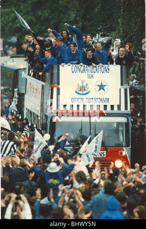Newcastle United gewinnen die erste Liga - Spieler auf dem offenen Bus mit der Trophäe Mai 1993 Vereinigte Dichtung Förderung und die Meisterschale. Die Sieger erhielten einen prächtigen Toon Army willkommen zu Hause. Stockfoto