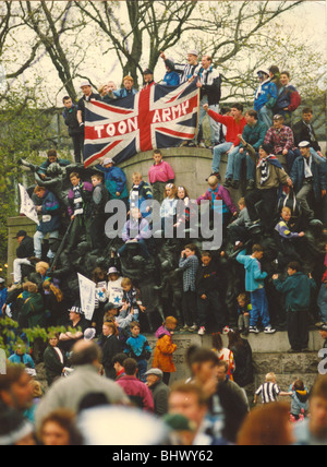 Newcastle United gewinnen das erste Liga - Spieler auf dem offenen Bus mit der Trophäe Mai 1993 - Fans entlang der Strecke Stockfoto