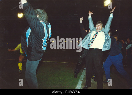 Newcastle United gewinnen die erste Division bei Grimsby - Kevin Keegan und Terry McDermott zu feiern. Newcastle versiegelt Förderung mit einem 2: 0-Sieg über eine Emotion-Abend in Grimsby im Mai 1993. Kevin Keegan ist in dem Moment des Erfolgs gefangen. Terry McDermott (links) ist ebenso Jubel Stockfoto