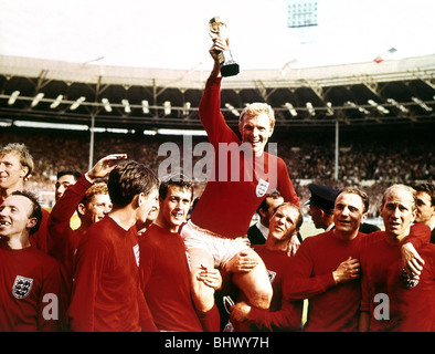 1966-World-Cup-Finale im Wembley-Stadion Juli 1966 England 4 V Westdeutschland 2 Kapitän Bobby Moore hält empor die Jules-Rimet-Pokal, als er auf den Schultern sitzt seiner Teamkollegen sind L-r: Jack Charlton, Nobby Stiles, Gordon Banks, Alan Ball, Martin Peters, Geoff Hurst, Ray Wilson, George Cohen und Bobby Charlton. Stockfoto