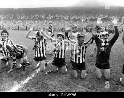 Newcastle United Spieler l r Chris Waddle, Kevin Keegan und Terry McDermott Lob der Newcastle fans 6. Mai 1984 Vereinigte Spieler Hommage an ihre wunderbare Unterstützung. Von links nach rechts: John Trewick, Steve Carney, Chris Waddle, Kevin Keegan, Terry McDermott und Torwart Kevin Carr. Stockfoto