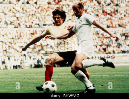 WM 1970 Gruppe C England 1 Rumänien 0 Jalisco, Guadalajara Bobby Charlton von England ist für den Ball gefordert. Mexiko Stockfoto