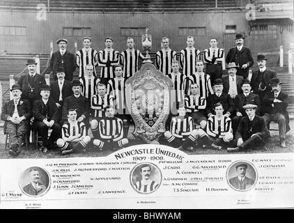 NEWCASTLE UNITED TEAM SCHUSS, 1907-1908. Ein hervorragend arrangierten Foto von United Squad und Beamte auf dem Höhepunkt ihrer Edwardian Meisterschaft im Jahre 1907. Die Trophäen zu sehen sind die Fußball-Meisterschaft und der Sheriff of London Charity Shield, der Vorläufer des FA Charity Shield jetzt Community Shield. Stockfoto