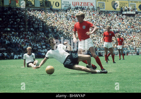 World Cup Viertel Finale 1970 England 2 Westdeutschland 3 nach Verlängerung Estadio Nou Camp, Le — n Franz Beckenbauer(white) zeitlich schlecht Grätsche auf Alan Ball. Mexiko Stockfoto