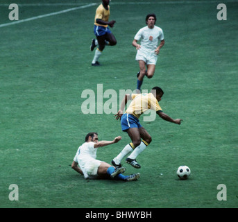 WM 1970 Gruppe B Brasilien 4 Tschechoslowakei 1 Jalisco, Guadalajara Jairzinho Brasilien reitet eine wreckless Herausforderung von einem tschechischen Spieler Mexiko Stockfoto