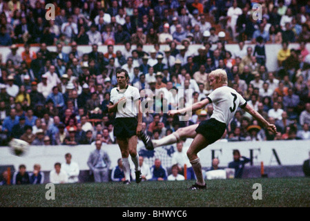 Welt Cup Semi Final 1970 nimmt Italien 4 W.Germany 3 nach Verlängerung Azteca, Mexiko Stadt Karl-Heinz Schnellinger Freistoß Stockfoto