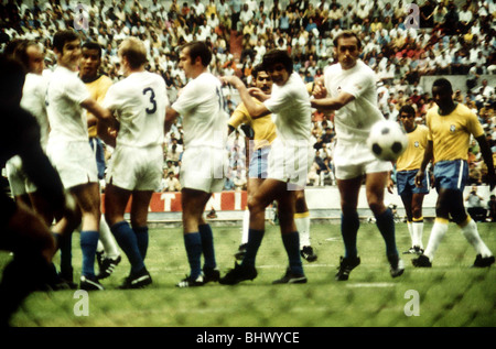 WM 1970 Gruppe C Brasilien 4 Tschechoslowakei 1 Jalisco, Guadalajara die Tschechische Team blickt auf wie Rivelino, 5. rechts, Partituren Brasiliens erste Ziel Mexiko Stockfoto