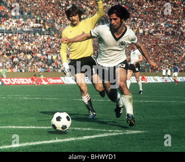 Muller von Westdeutschland und Maric World Cup 1974 Jugoslawien V Westdeutschland Fußball Stockfoto