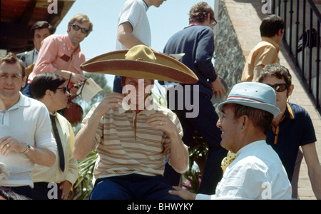 England-Welt-Kader beim Rodeo im Olmpic Village in Mexiko versucht während sie entspannen vor der Teilnahme an der 1970-World-Cup-Turnier in Mexiko Bobby Charlton auf einen Sombrero Mai 1970 Stockfoto