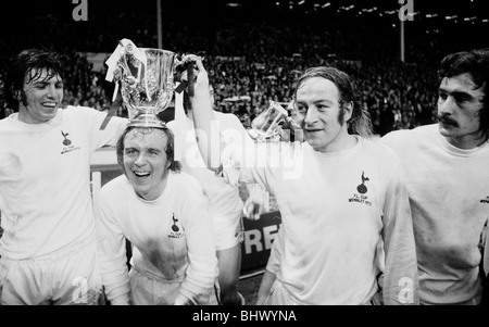 1973-Liga-Cup-Finale im Wembley-Stadion. Tottenham Hotspur 1 gegen Norwich City 0. Spurs-Spieler Martin Peters, Phil Beal und Stockfoto